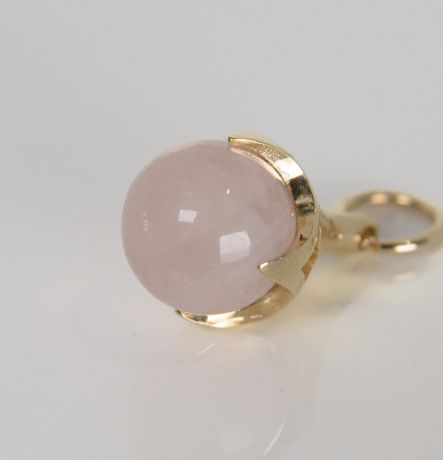 9ct yellow gold Ferian pendant with rose quartz bead on white background
